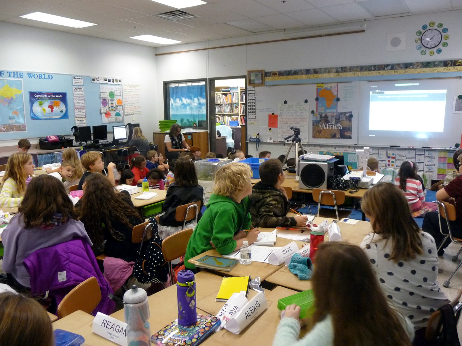 教師莫林·福克爾(Maureen Foelkl)在俄勒岡州塞勒姆查普曼希爾小學(Chapman Hill Elementary School)指導她的三年級學生學習STEM課程，並使用Nepris虛擬引入行業專家，或使用Oregon Connections進行課堂訪問。